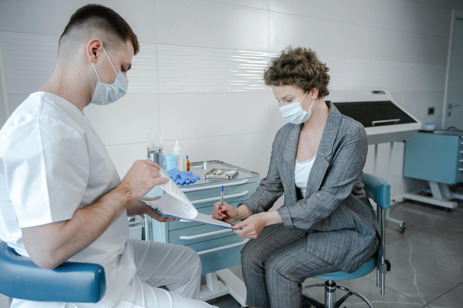 Dlaczego pacjenci boją się diagnozy? Psychologia odkładania wizyty