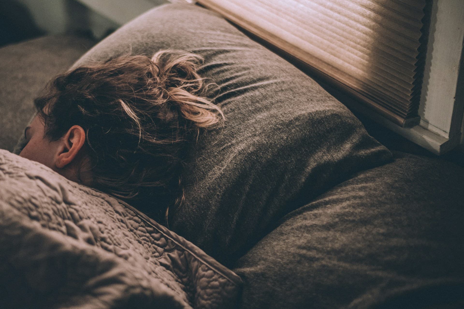 Problemy ze snem – kiedy warto rozpocząć diagnostykę i konsultację lekarską?