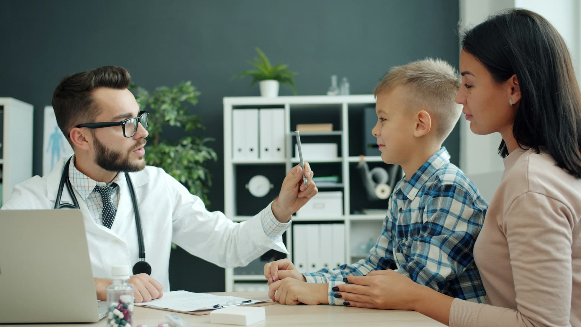 Dziecko boi się lekarza – jak przygotować najmłodszych do wizyty bez stresu