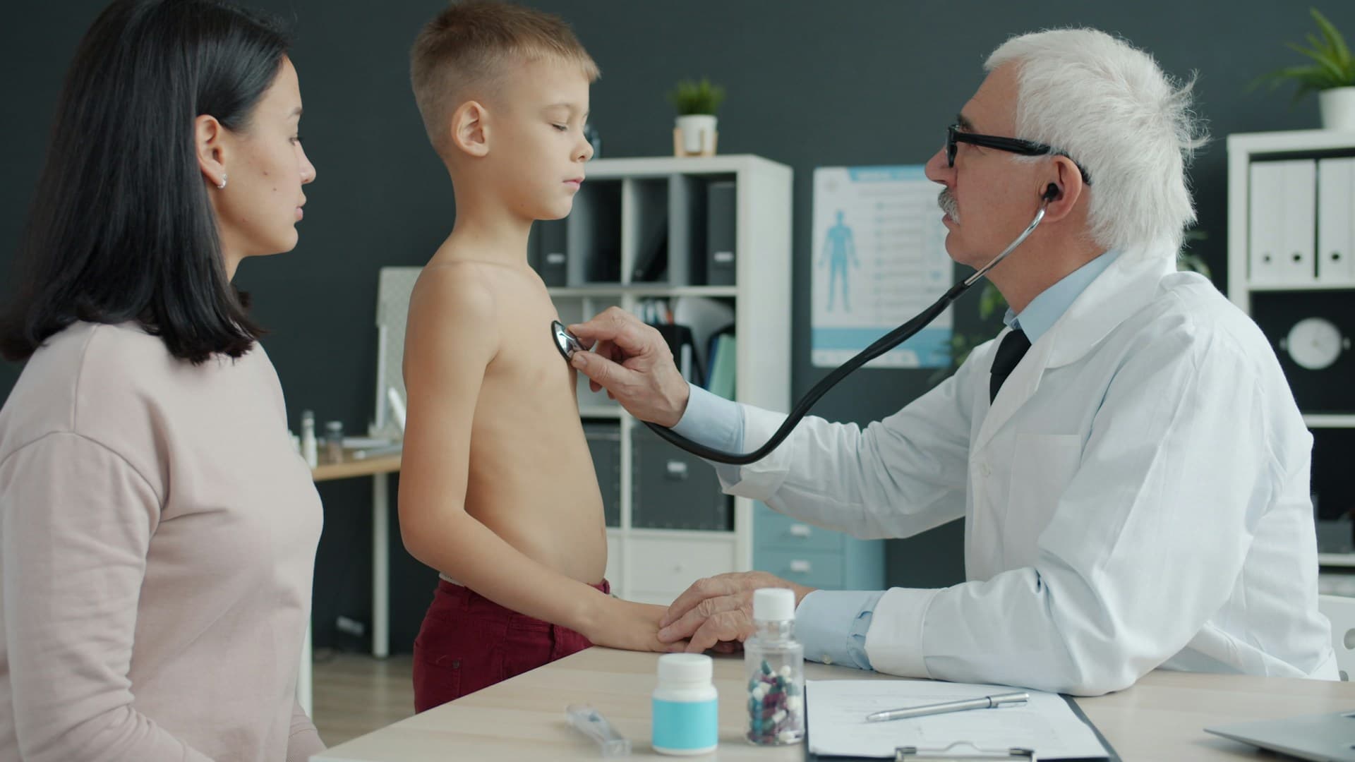 Przewlekły kaszel u dziecka – kiedy obserwacja nie wystarcza